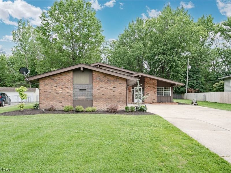 23823 Beaumont Drive, North Olmsted, OH 44070 Photo 1