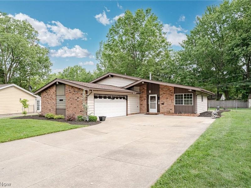 23823 Beaumont Drive, North Olmsted, OH 44070 Photo 2