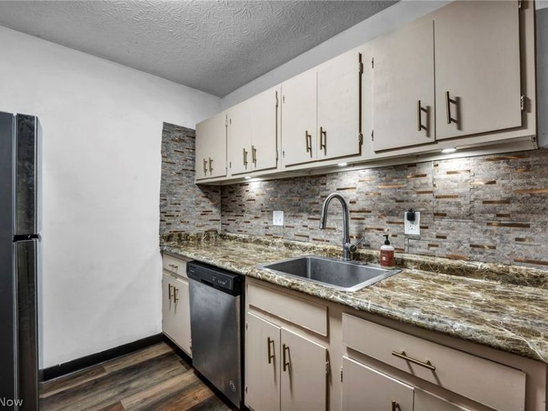 16430 Heather Lane , Unit 204, Middleburg Heights, OH 44130 Photo 13