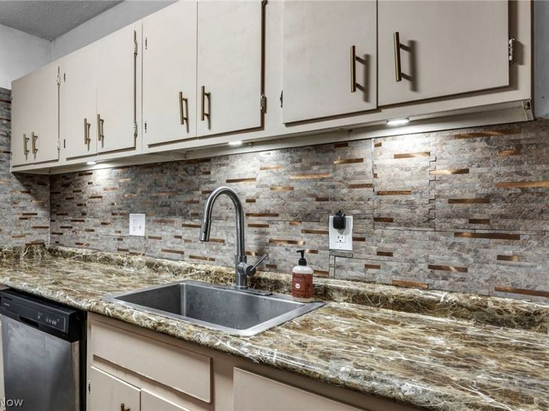 16430 Heather Lane , Unit 204, Middleburg Heights, OH 44130 Photo 14