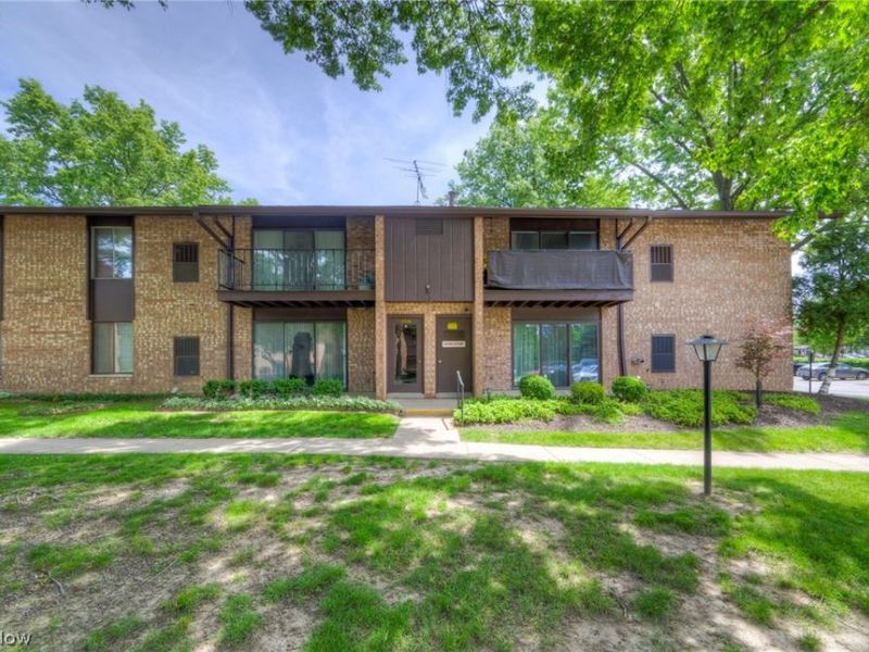 16430 Heather Lane , Unit 204, Middleburg Heights, OH 44130 Photo 2