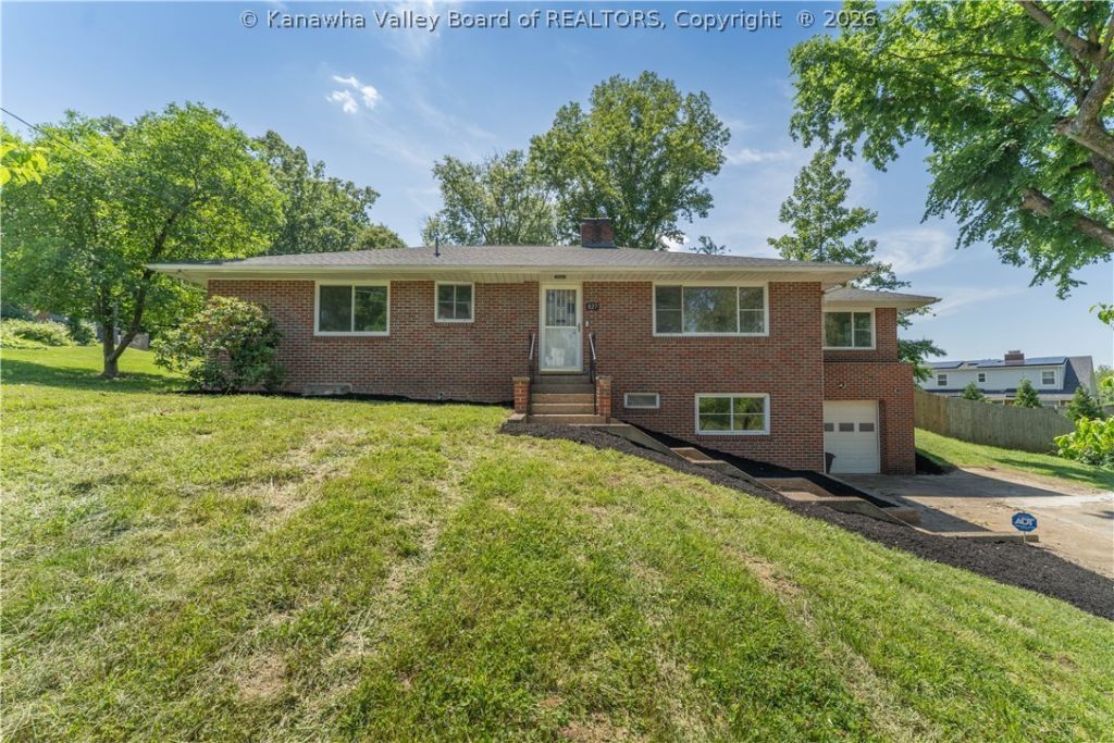 827 Hughes Drive, Saint Albans, WV 25177 Main Photo