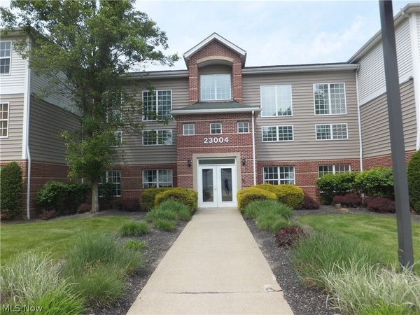 23004 Chandlers Lane , Olmsted Falls, OH 44138