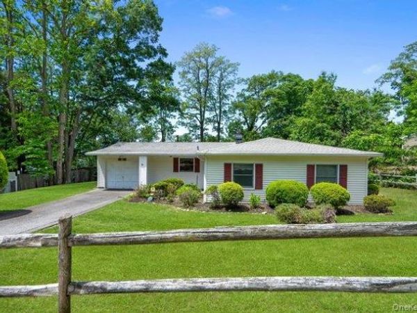 14 Campus Drive , Farmingville, NY 11738