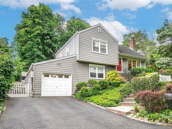7 Cedar Lane , Glen Head, NY 11545