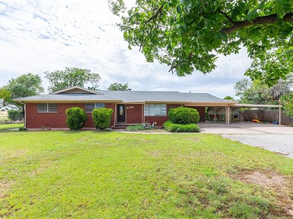 405 S Breustedt Street , Weinert, TX 76388