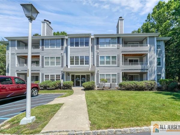 902 Meadow Court , Helmetta, NJ 08828