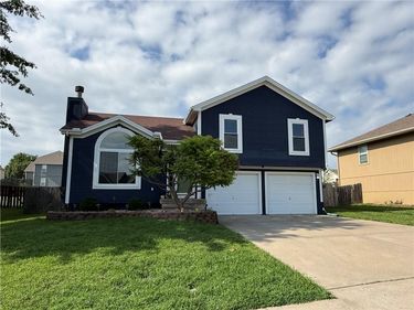104 Spinnaker Drive, Smithville, MO 64089
