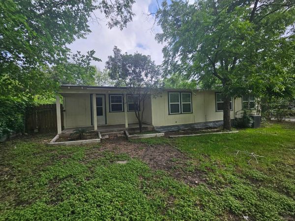907 Neches ST , Lockhart, TX 78644