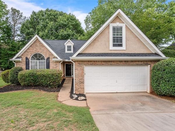 137 Pecan Crescent , Newnan, GA 30265