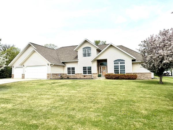 901 6th Street SW, Roseau, MN 56751