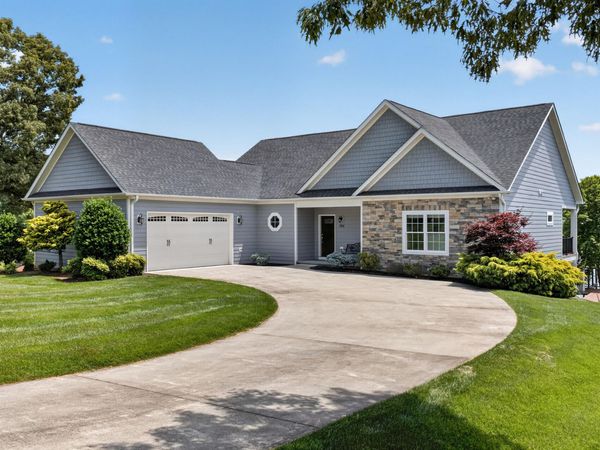104 St Christopher CT , Moneta, VA 24121