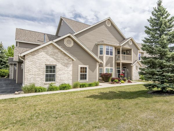 W159N4868 Graysland Dr, Menomonee Falls, WI 53051