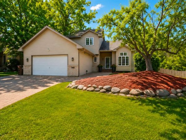 7001 46th Street N, Oakdale, MN 55128