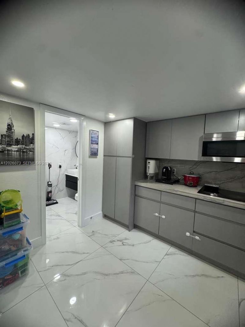 8430 NW 8th St , Unit B11, Miami, FL 33126 Photo