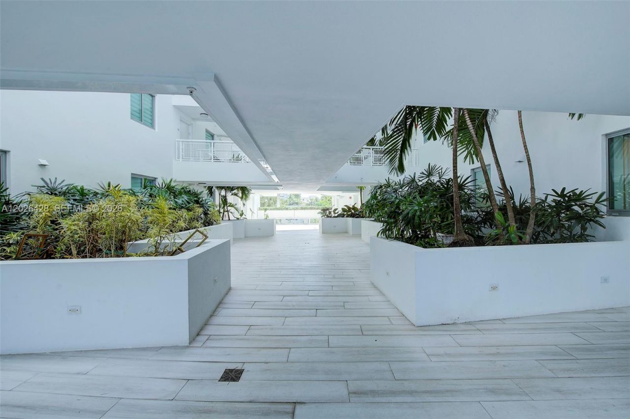 1133 102nd St , Unit 306, Bay Harbor Islands, FL 33154 Photo
