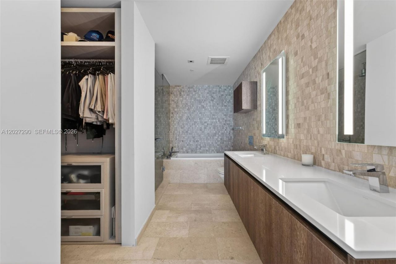 88 SW 7th St, Unit 2408, Miami, FL 33130 Photo