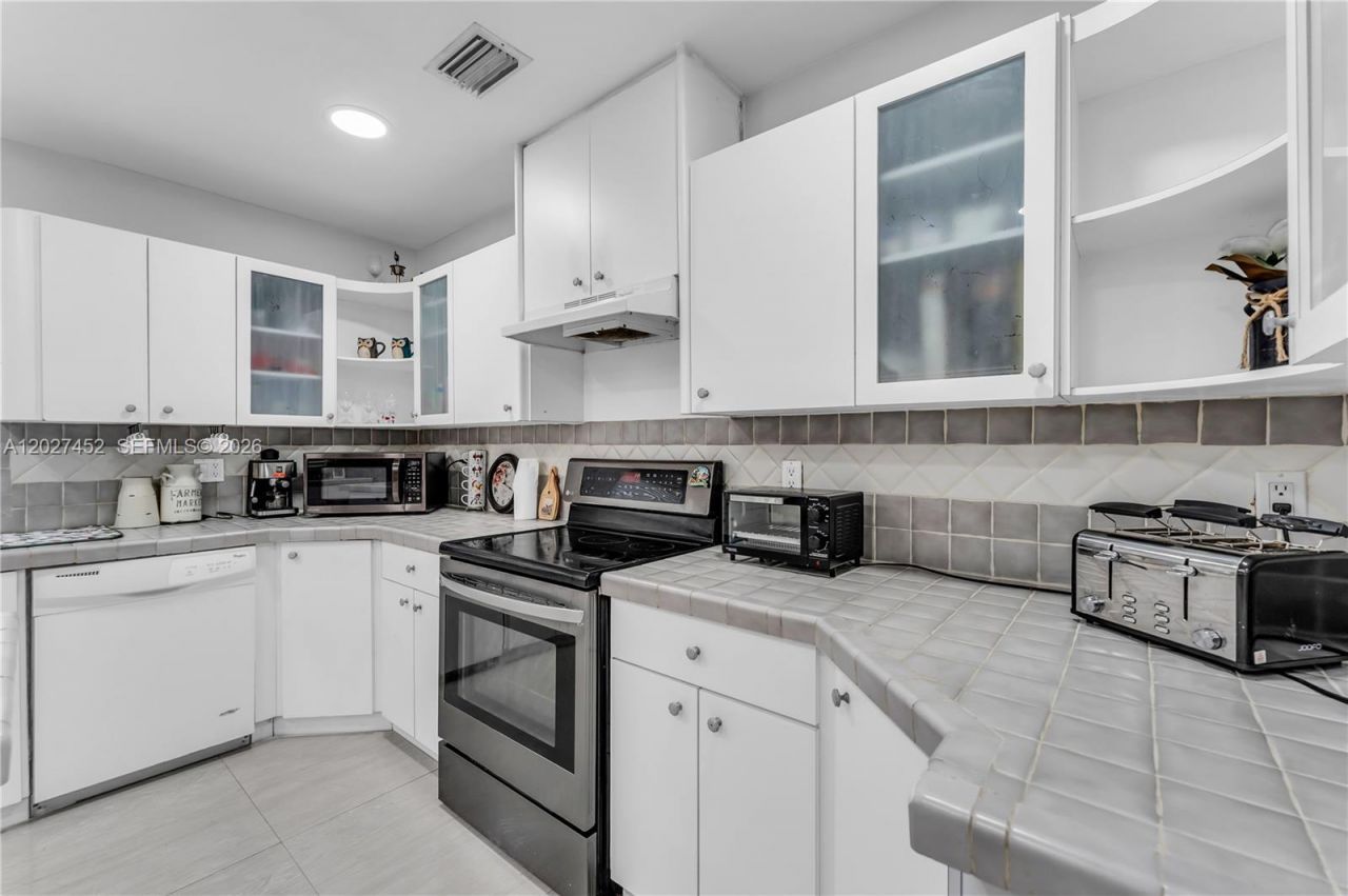 6284 SW 26th St , Miami, FL 33155 Photo