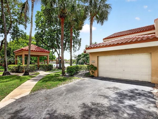 566 N University Dr , Plantation, FL 33324