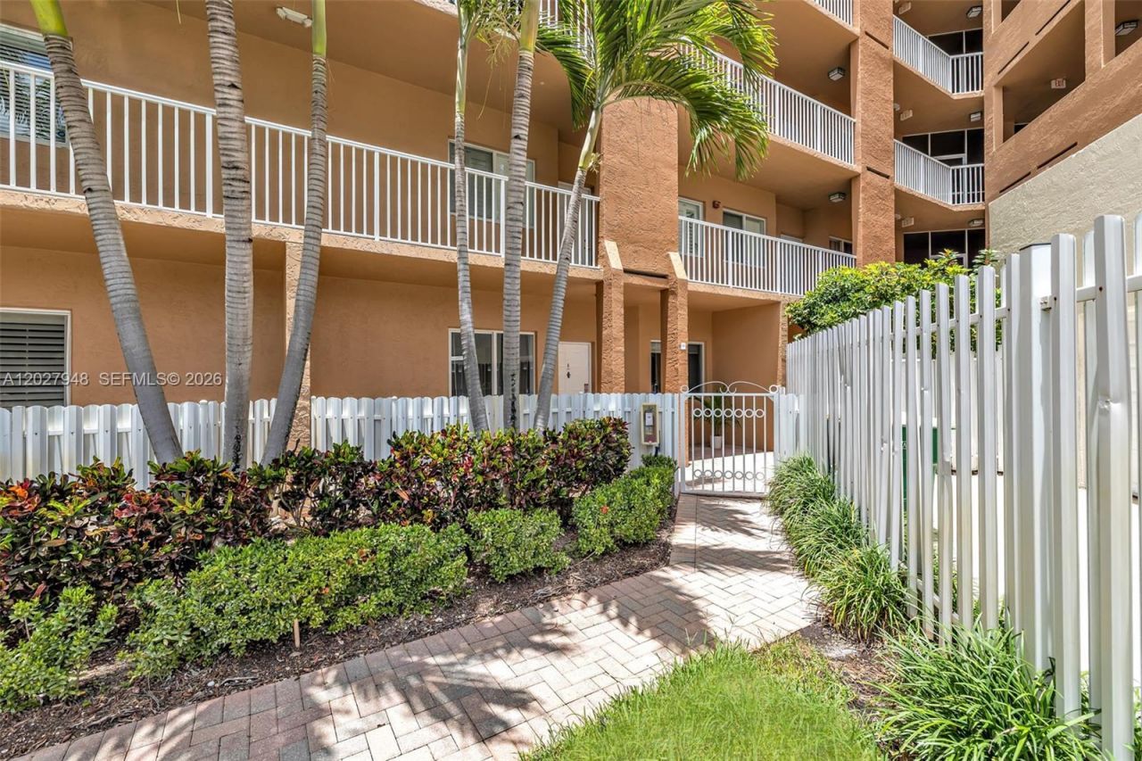 7715 Yardley Dr, Unit 106, Tamarac, FL 33321 Photo