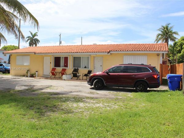 1022 NW 22nd Pl , Miami, FL 33125