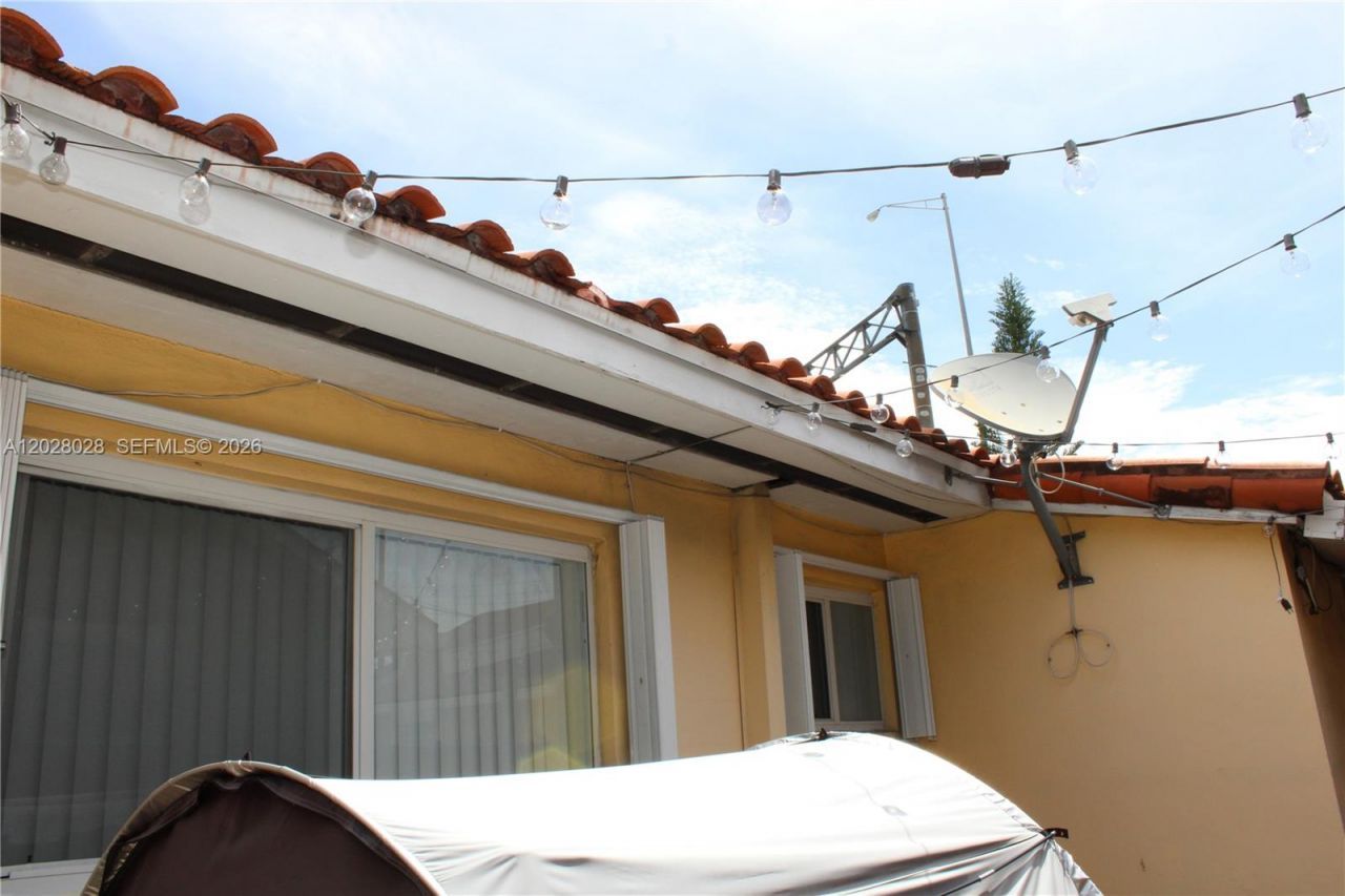 1022 NW 22nd Pl , Miami, FL 33125 Photo