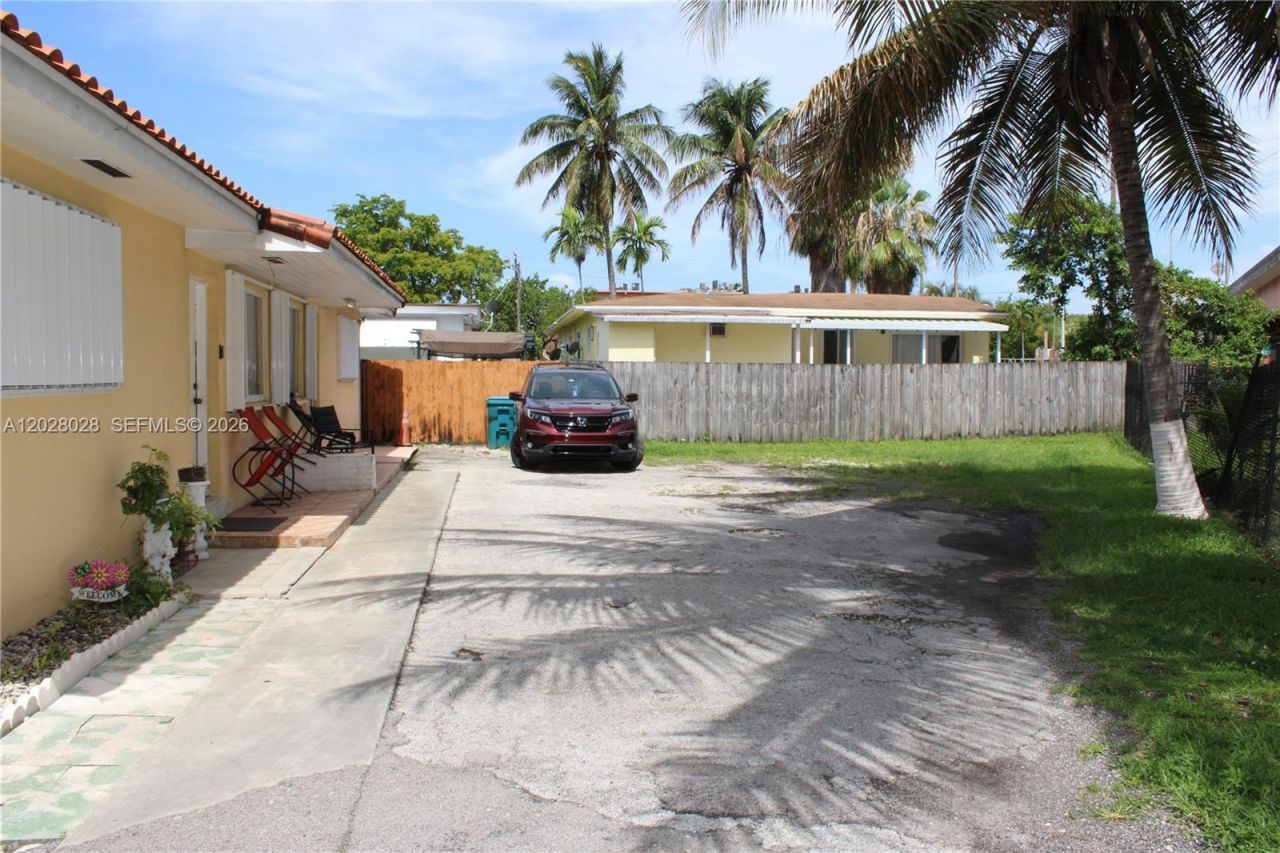 1022 NW 22nd Pl , Miami, FL 33125 Photo
