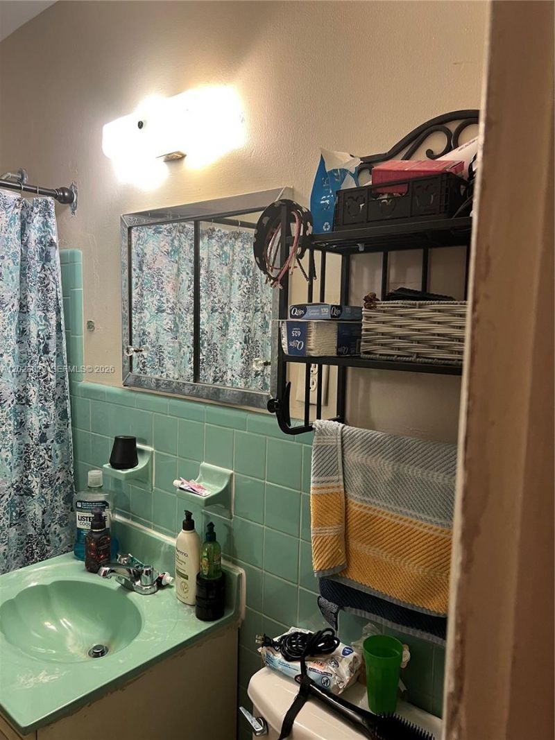 1022 NW 22nd Pl , Miami, FL 33125 Photo