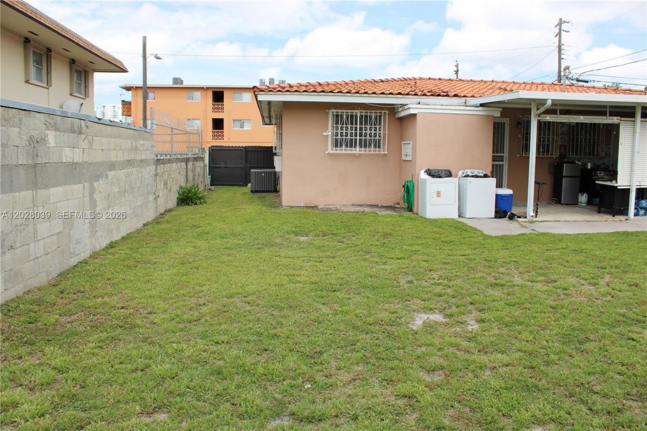 1040 NW 23rd Ct , Miami, FL 33125 Photo