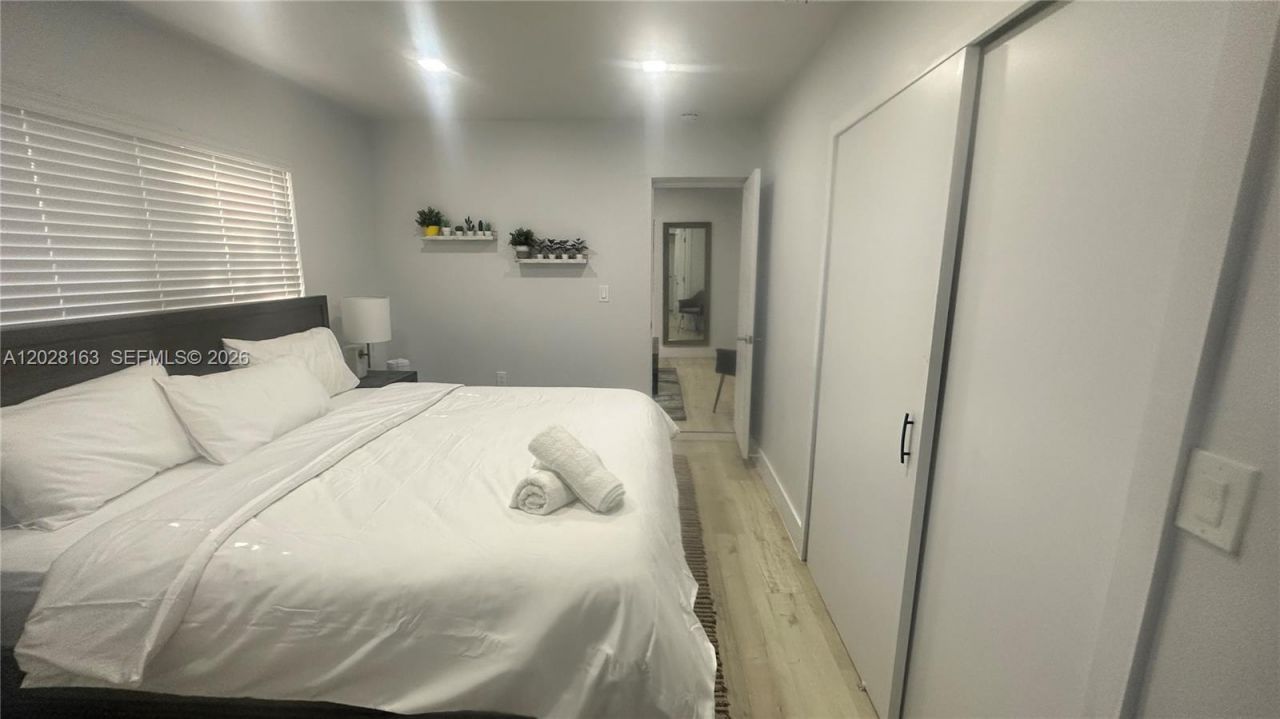 4290 SW 9th St , Unit B, Miami, FL 33134 Photo