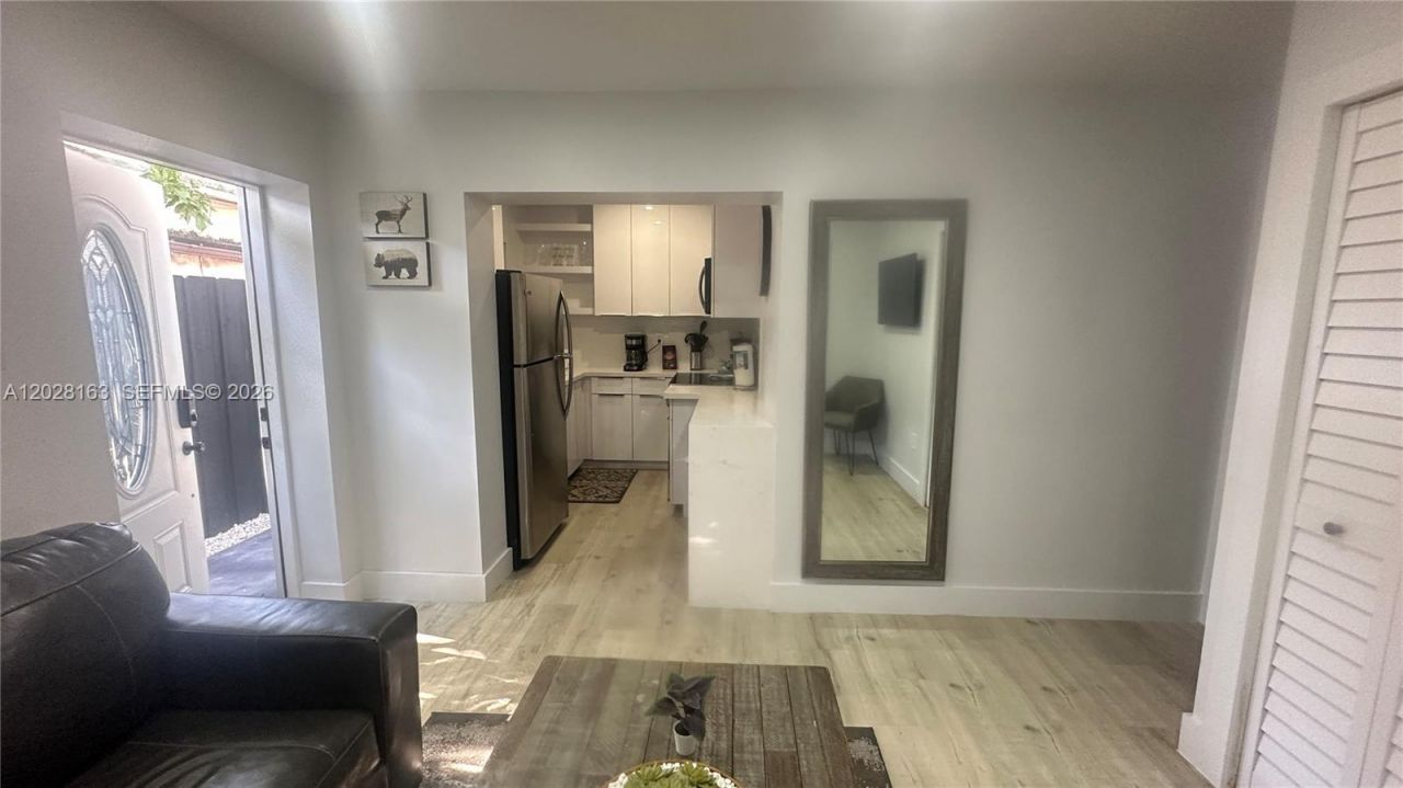 4290 SW 9th St , Unit B, Miami, FL 33134 Photo
