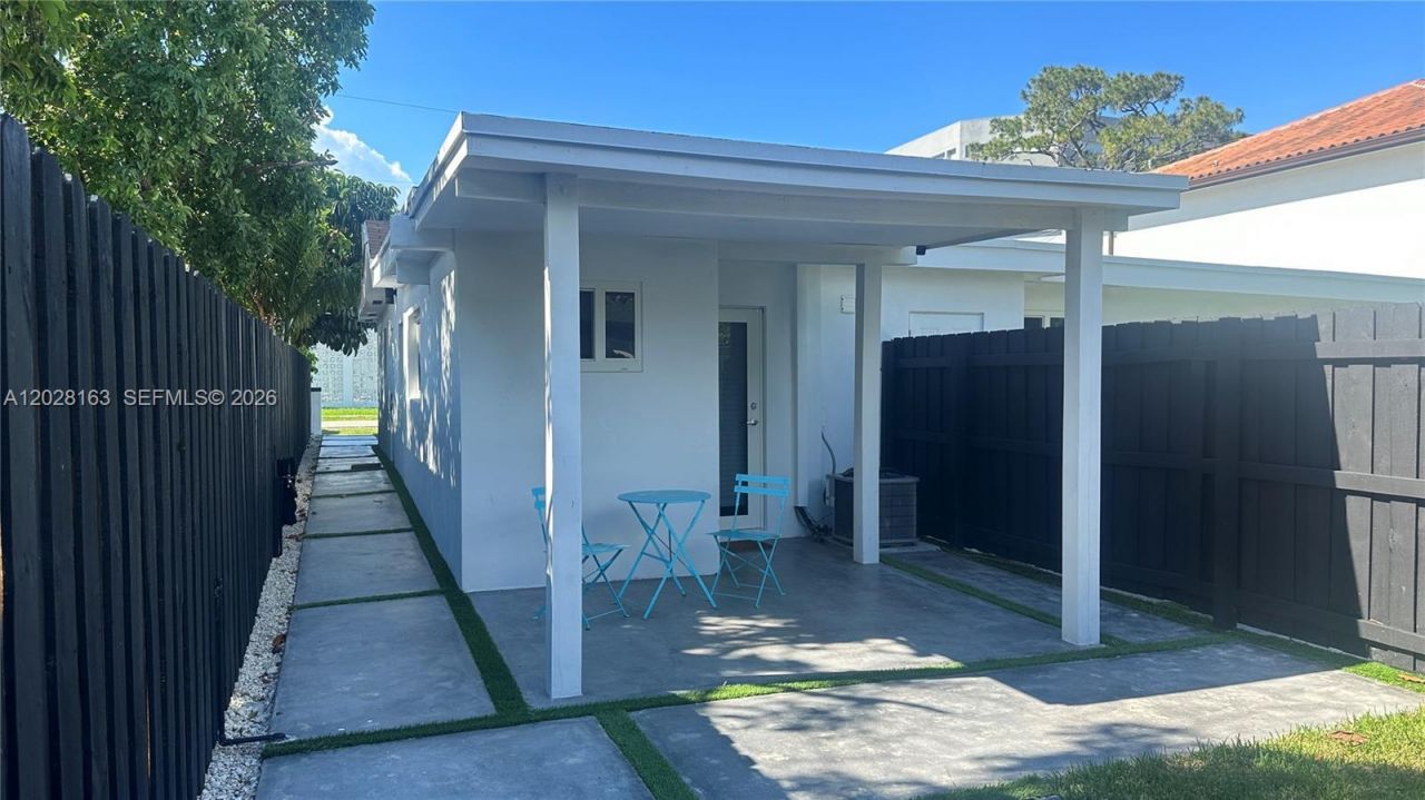4290 SW 9th St , Unit B, Miami, FL 33134 Photo