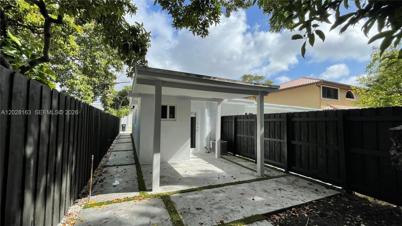4290 SW 9th St , Unit B, Miami, FL 33134 Photo