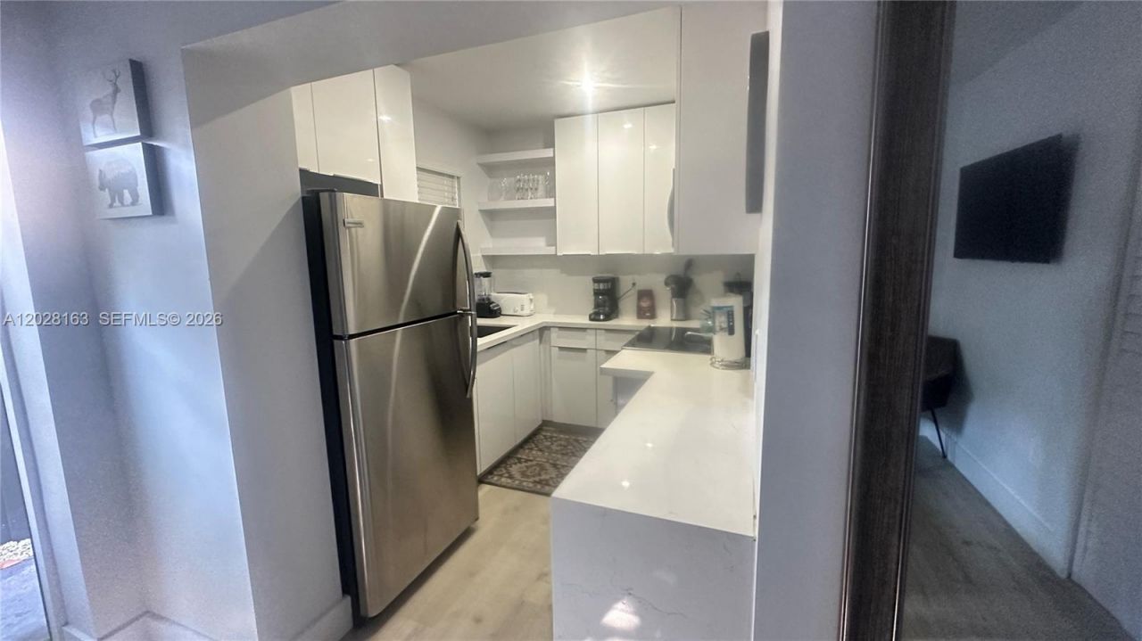 4290 SW 9th St , Unit B, Miami, FL 33134 Photo