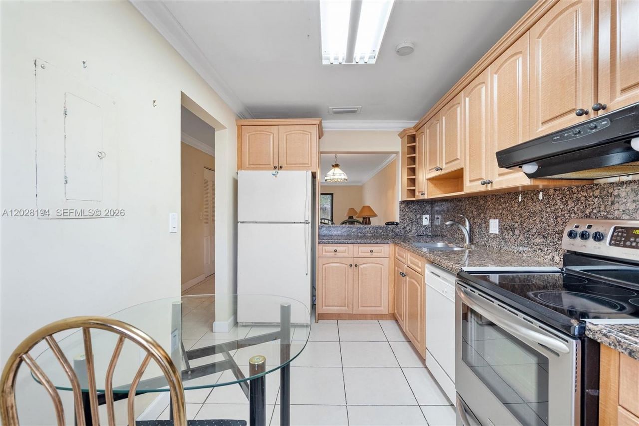 9942 NW 10th St , Unit 7, Pembroke Pines, FL 33024 Photo