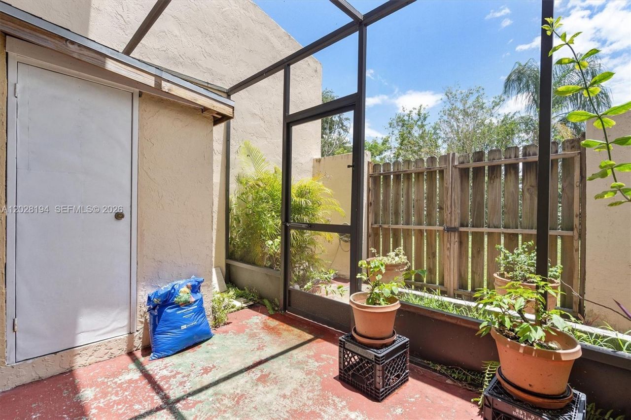 9942 NW 10th St , Unit 7, Pembroke Pines, FL 33024 Photo