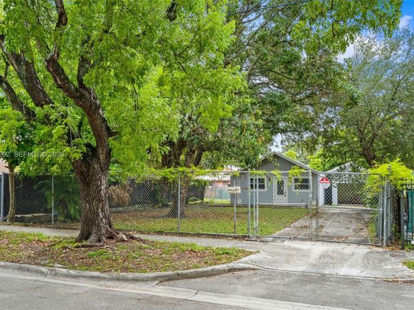 352 NW 41st St , Miami, FL 33127