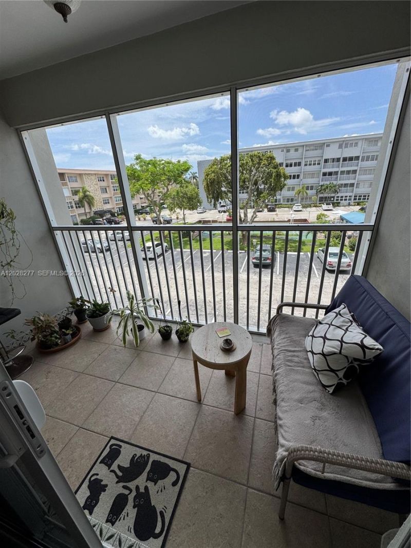 330 SE 2nd St, Unit 303H, Hallandale Beach, FL 33009 Photo