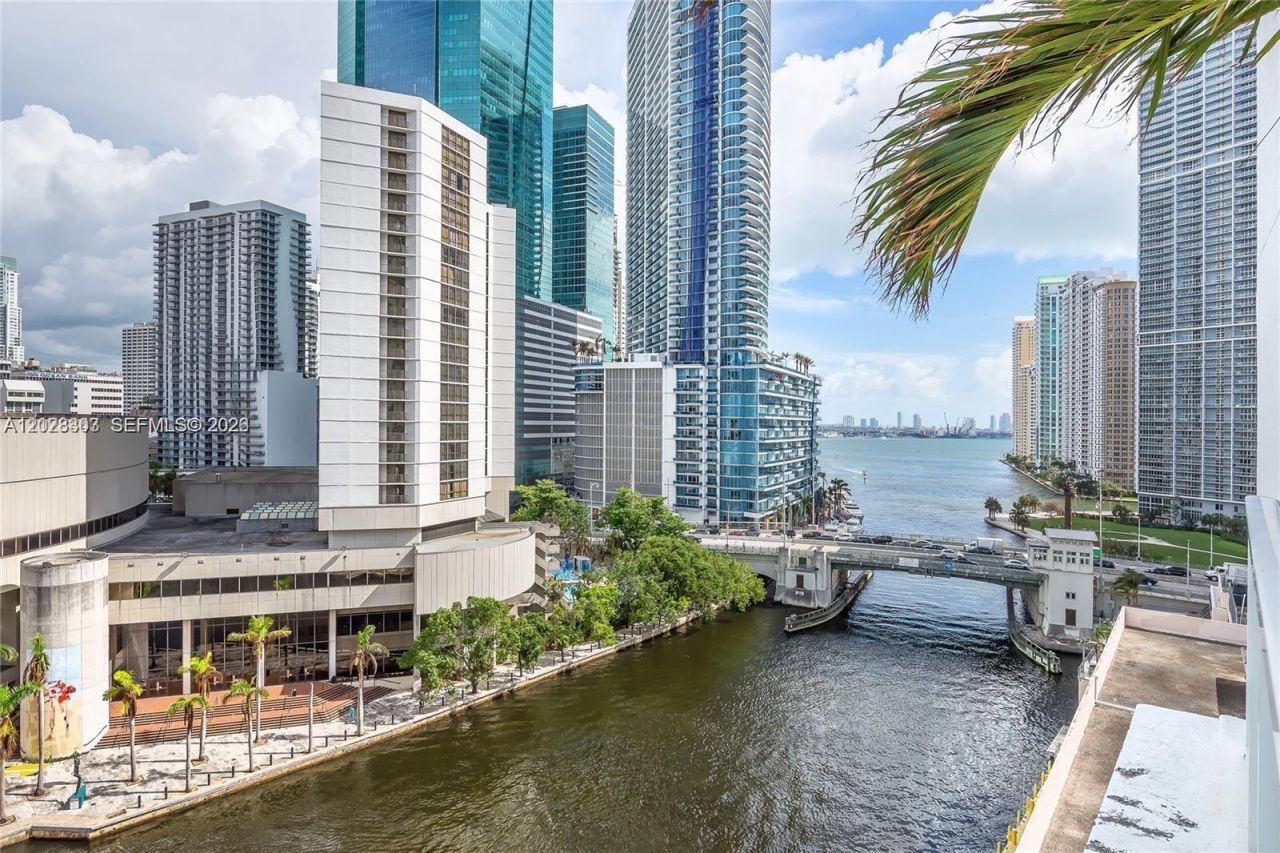 31 SE 5th St , Unit 411, Miami, FL 33131 Photo