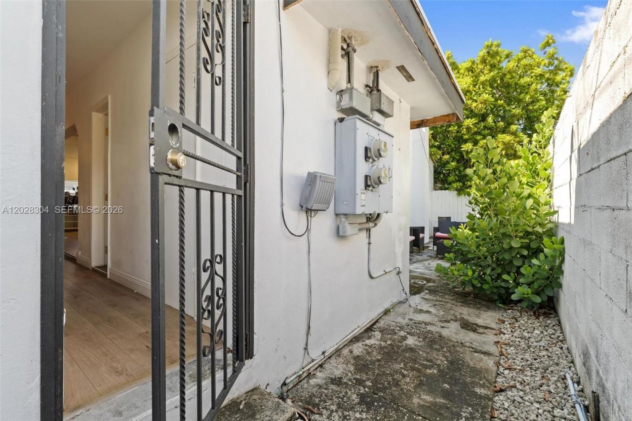 2453 SW 17th St , Miami, FL 33145 Photo