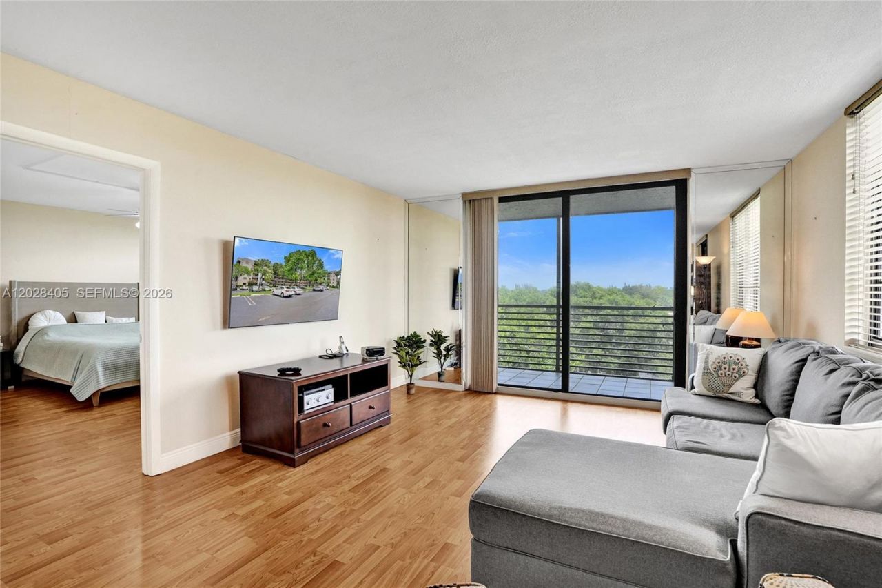 901 Colony Point Cir, Unit 501, Pembroke Pines, FL 33026 Photo