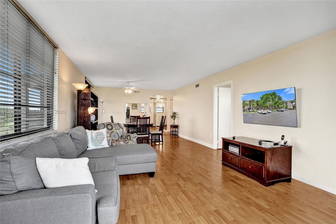 901 Colony Point Cir, Unit 501, Pembroke Pines, FL 33026 Photo