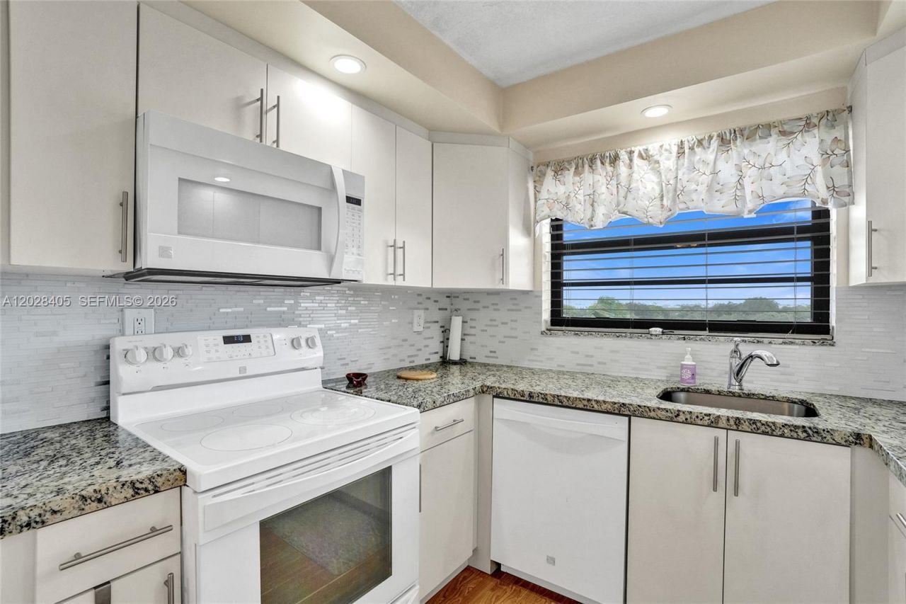 901 Colony Point Cir, Unit 501, Pembroke Pines, FL 33026 Photo
