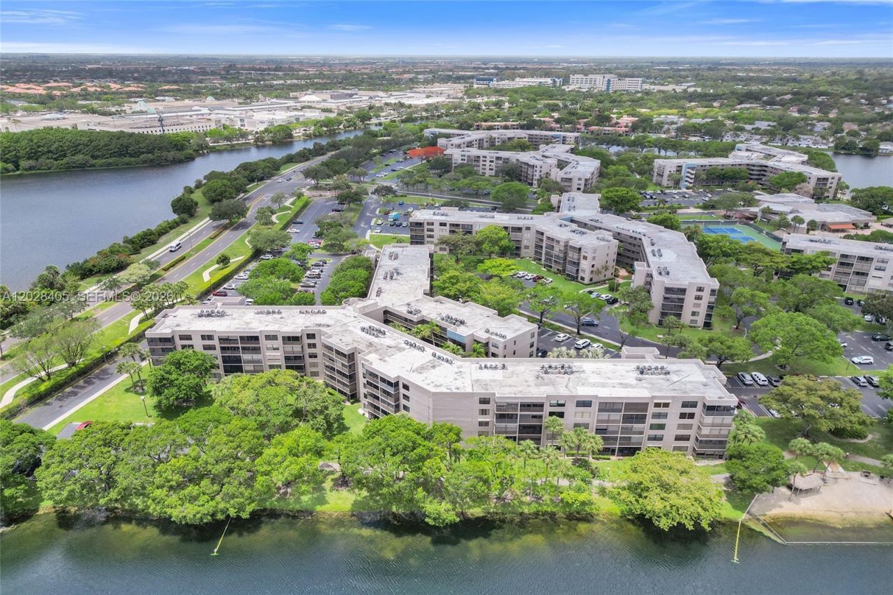901 Colony Point Cir, Unit 501, Pembroke Pines, FL 33026 Photo