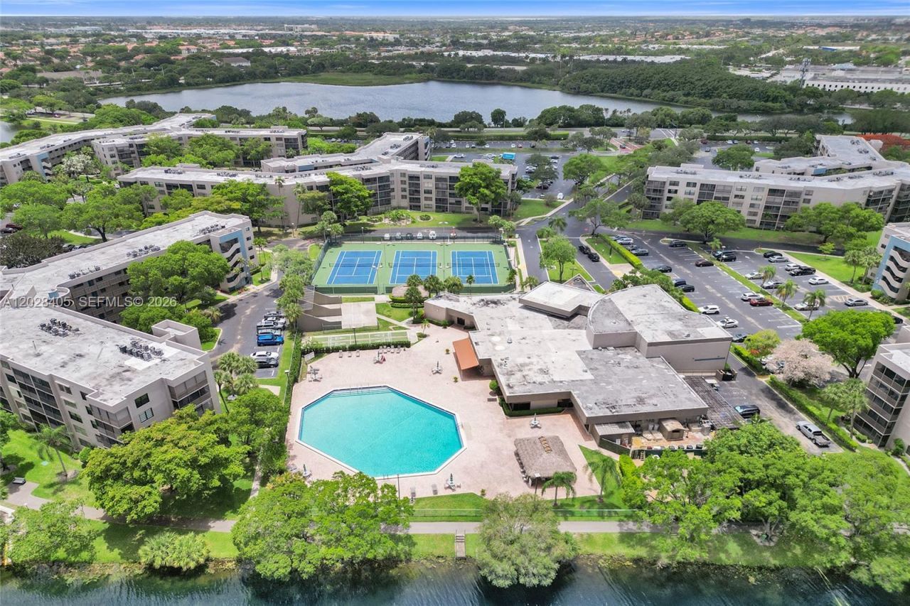 901 Colony Point Cir, Unit 501, Pembroke Pines, FL 33026 Photo