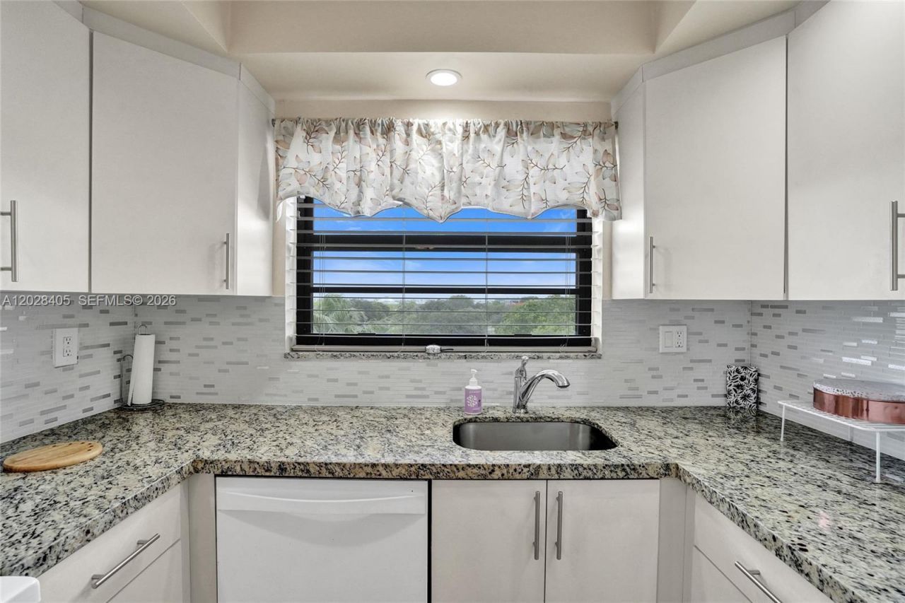 901 Colony Point Cir, Unit 501, Pembroke Pines, FL 33026 Photo