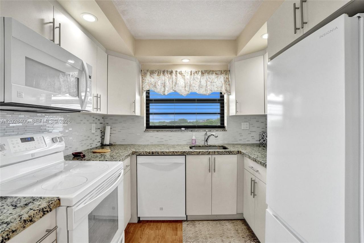 901 Colony Point Cir, Unit 501, Pembroke Pines, FL 33026 Photo