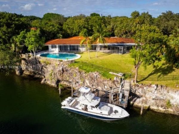230 Edgewater Dr , Coral Gables, FL 33133