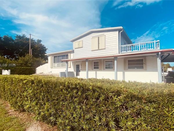 141 Mcarthur Pkwy, Unit A, Pembroke Pines, FL 33024