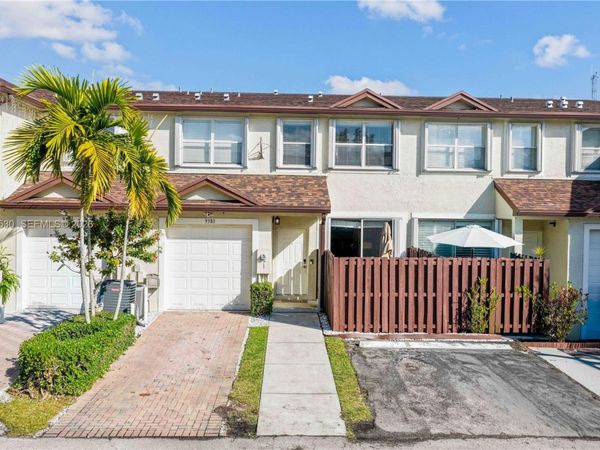 9581 SW 3rd St , Pembroke Pines, FL 33025